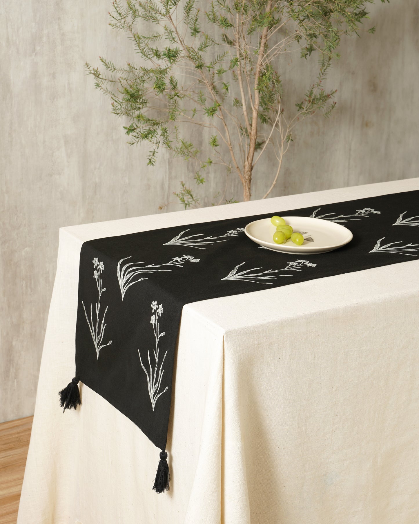 Bouquet Table Runner, Black