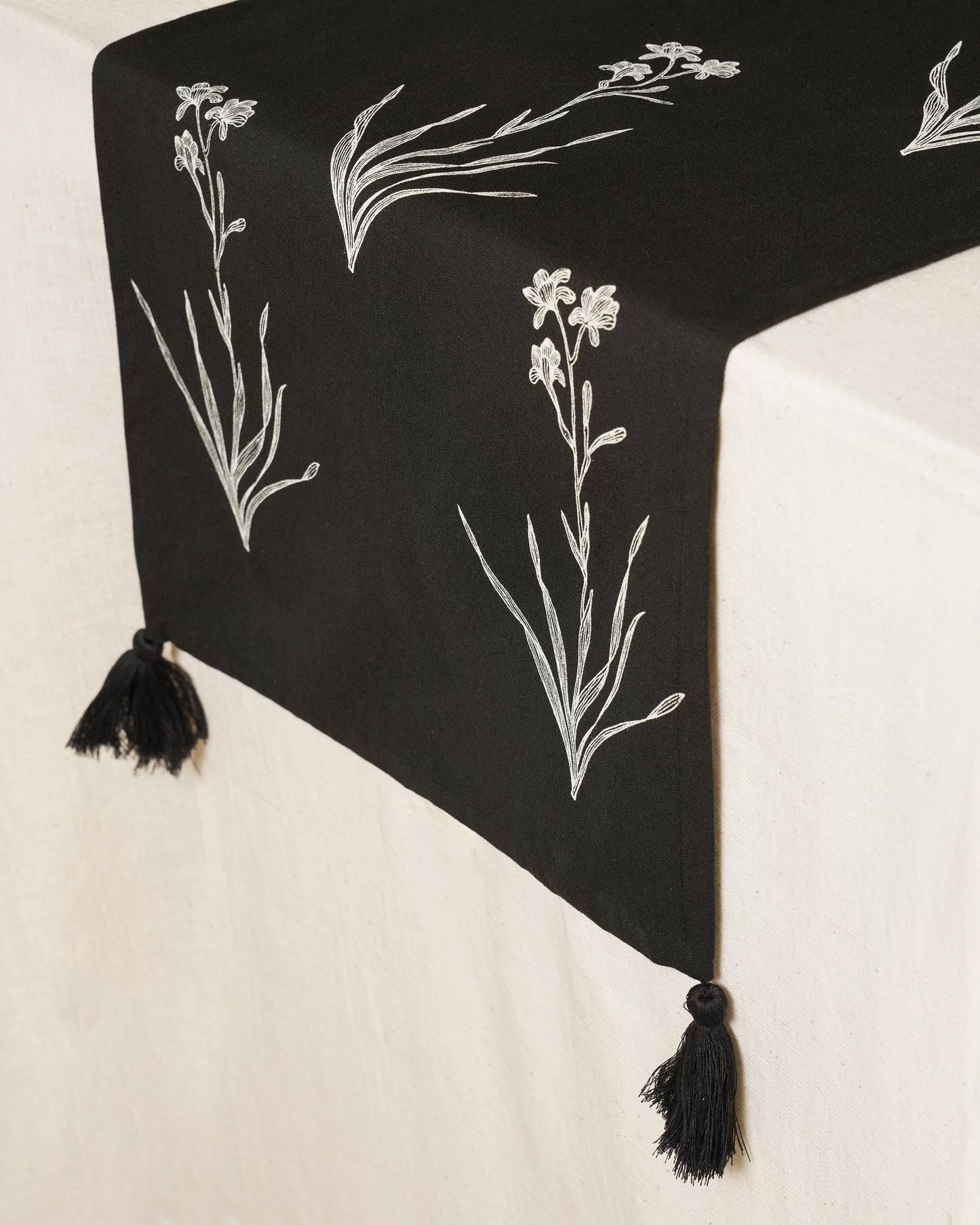 Bouquet Table Runner, Black