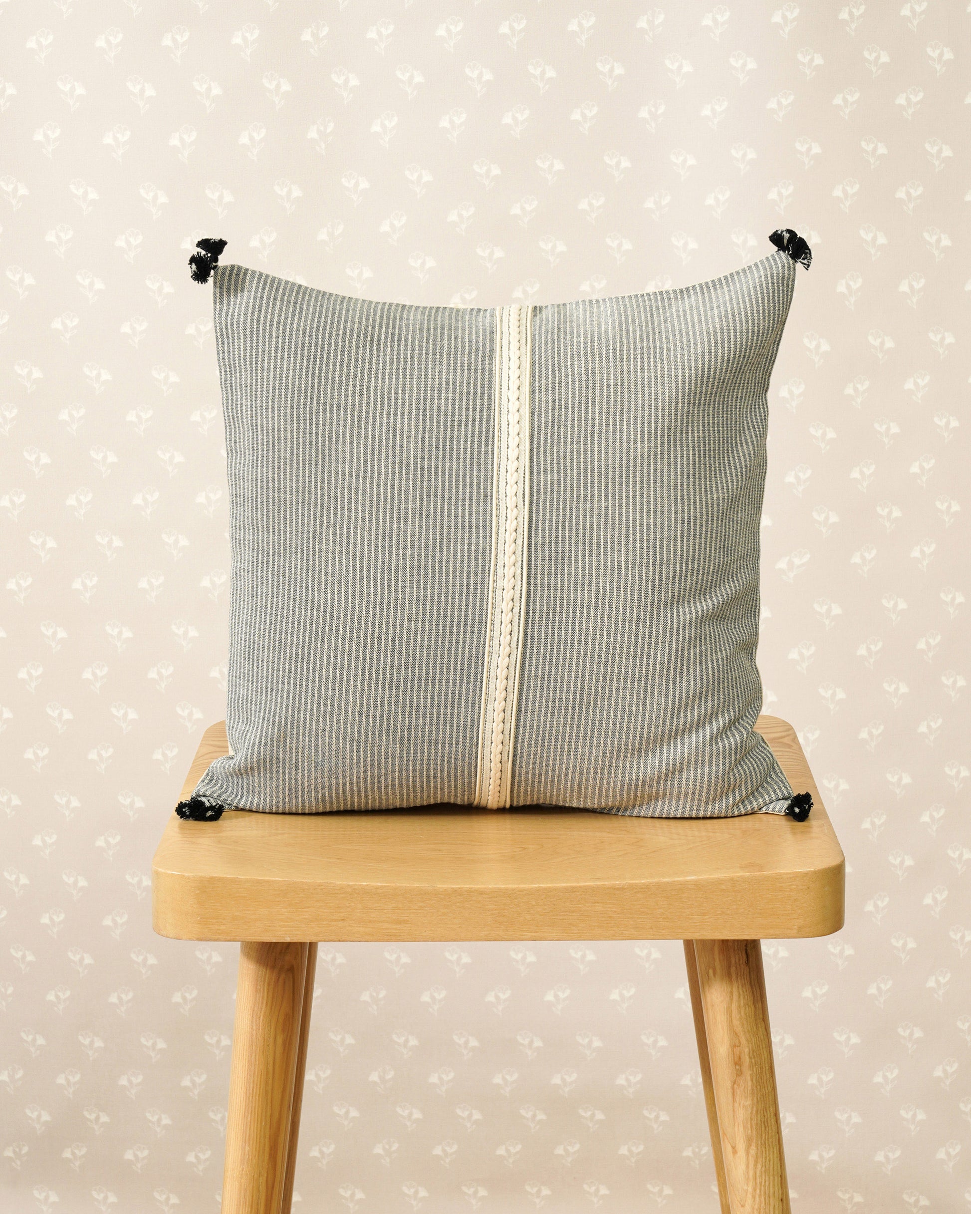 Mirri Cushion, Grey ( 16"x16" )
