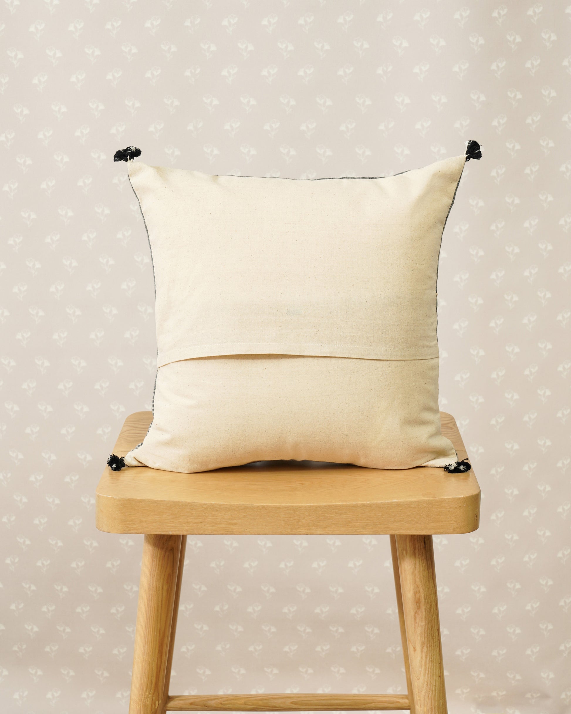 Mirri Cushion, Grey ( 16"x16" )