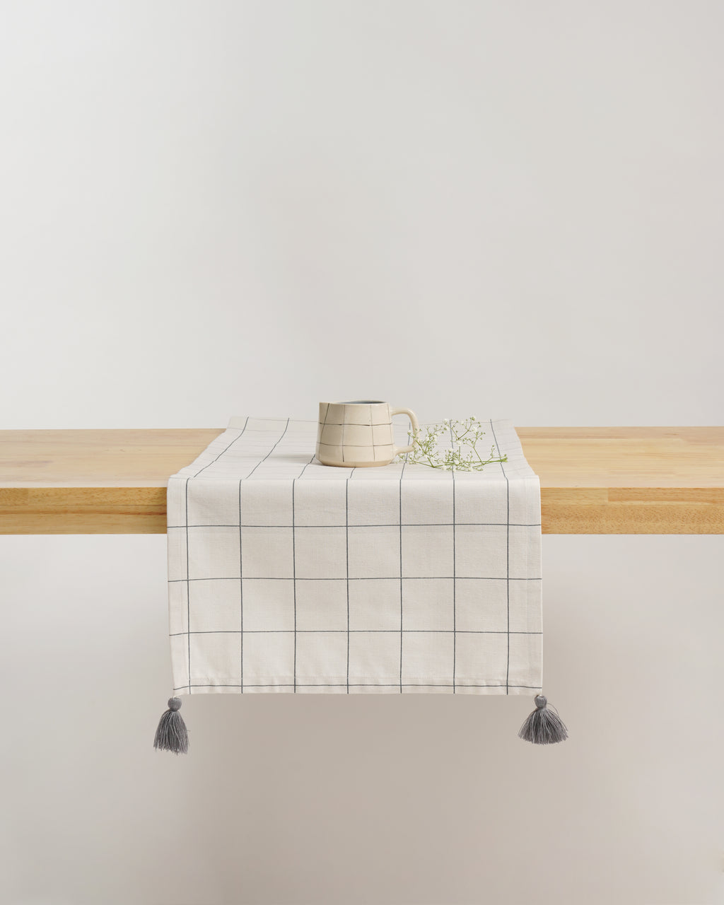 Check Table Runner with tassels, Beige
