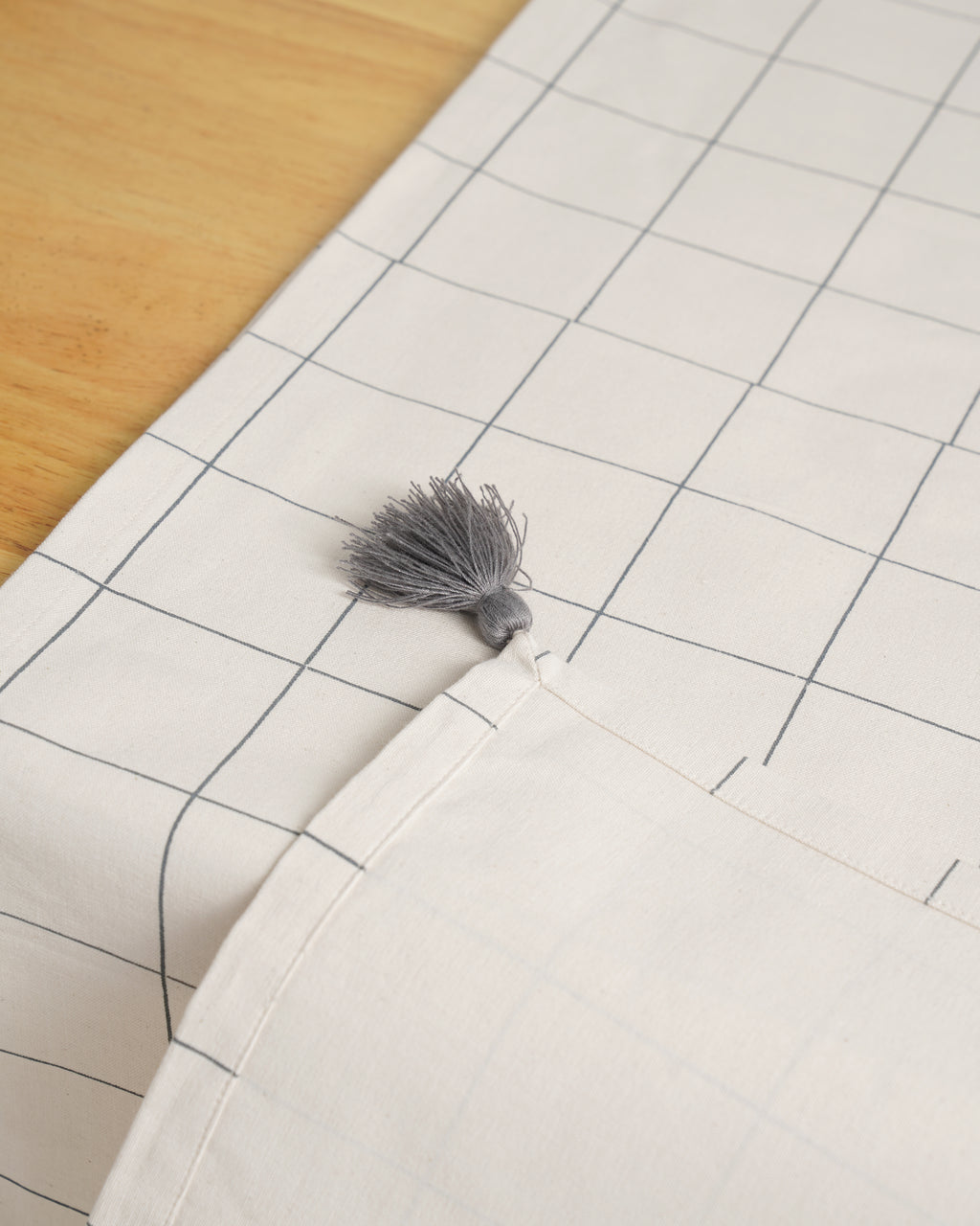 Check Table Runner with tassels, Beige
